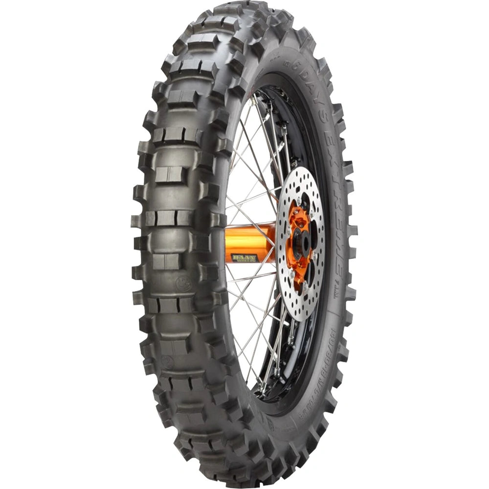 Metzeler MCE 6 Days Extreme 120/90-18 65R TT – bagdæk – originalt Metzeler MC-dæk med traktion og kontrol på løst underlag.